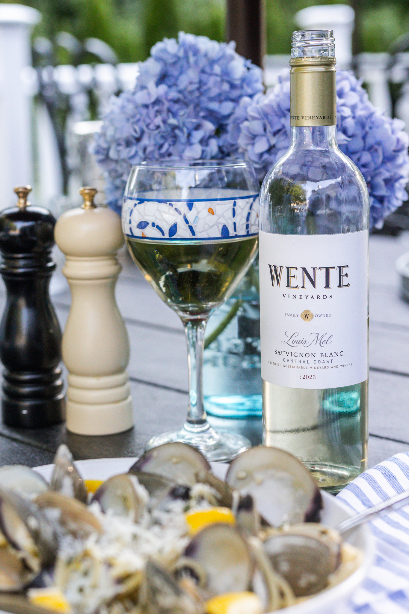 https://wentevineyards.com/wp-content/uploads/2024/09/Wente-Vineyards-23-Louis-Mel-Sauvignon-Blanc-Clam-Dish-Vertical.jpg